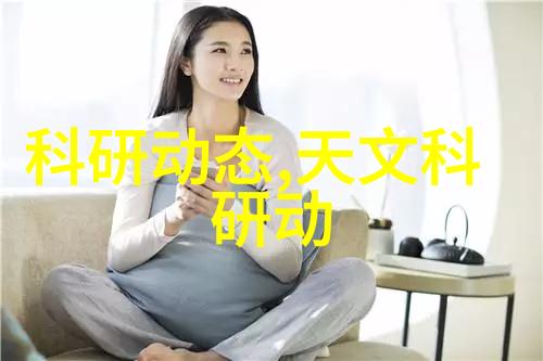 小镇上的女孩有着清澈见底的大眼睛仿佛能够映照出整个世界的秘密她的眼神中透露出一丝忧郁但同时也充满了对