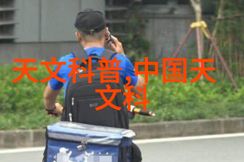 在小户型中如何巧妙地隐藏或展示储物柜以保持空间整洁和功能性